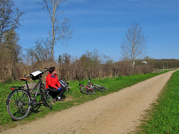 Kurze Rast an einer Bank