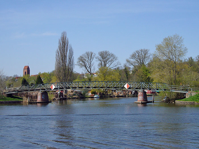 Hier flie&szlig;t die Trave in die Kanal-Trave