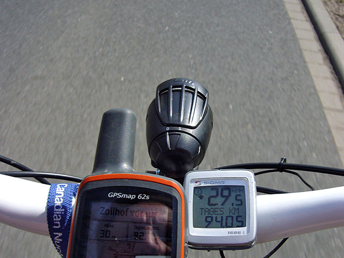 Und in den Ortschaften muss man immer 30 km/h fahren, angeblich wegen der Kinder ;-)