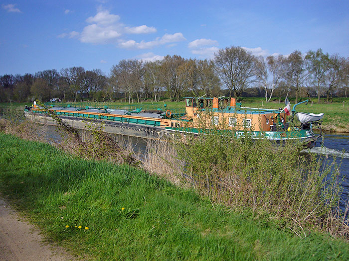 Ab und zu sieht man auch gro&szlig;e Schiffe ...