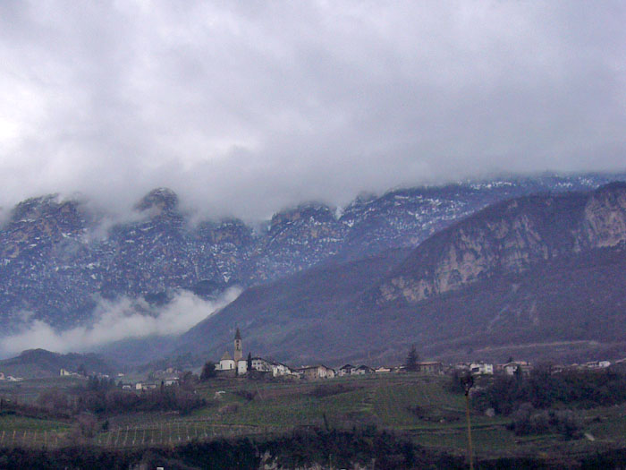 Die Berge mit den Schneeresten liegen im Nebel