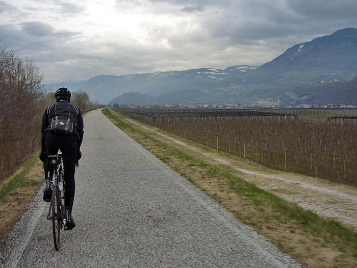 Auf dem Etschtalradweg wird es dunkler und einige Tropfen fallen