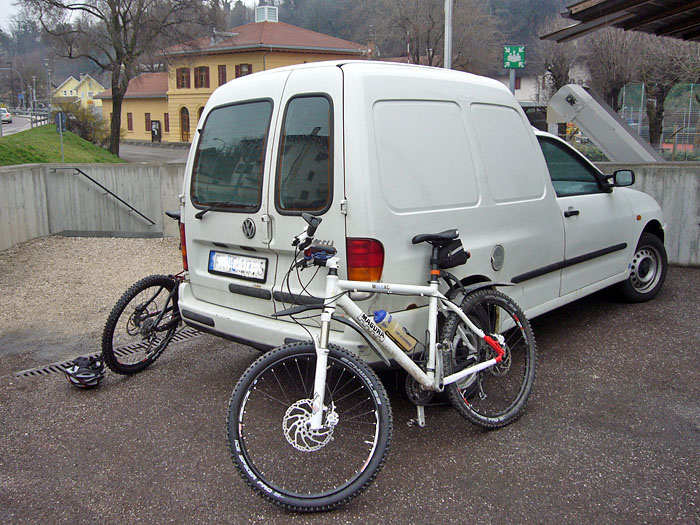 Da uns die Standseilbahn vor der Nase weggefahren ist, m&uuml;ssen wir mit dem Auto zum Mendel rauf