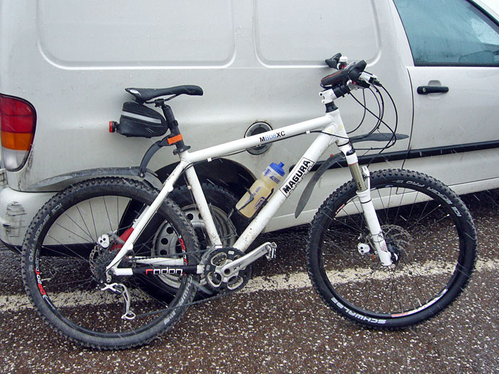 Die R&auml;der sind mit Spikes best&uuml;ckt