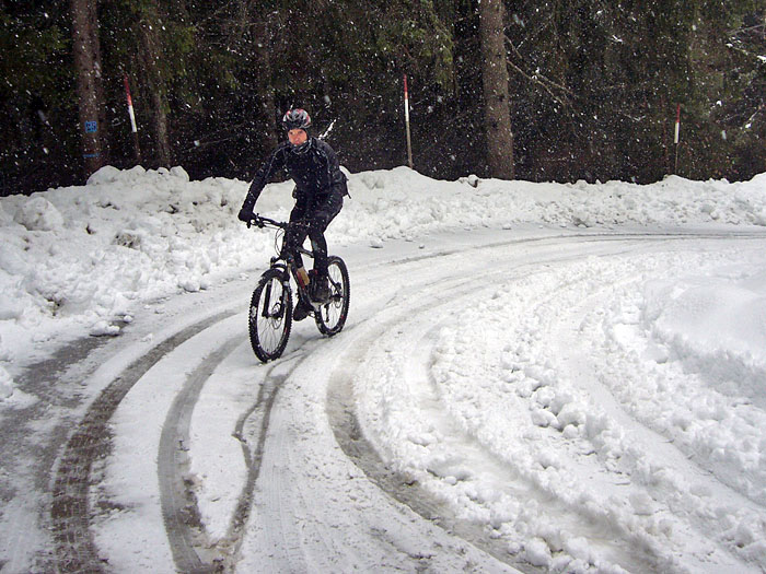 Durch Schneetreiben geht es zum Penegal hinauf