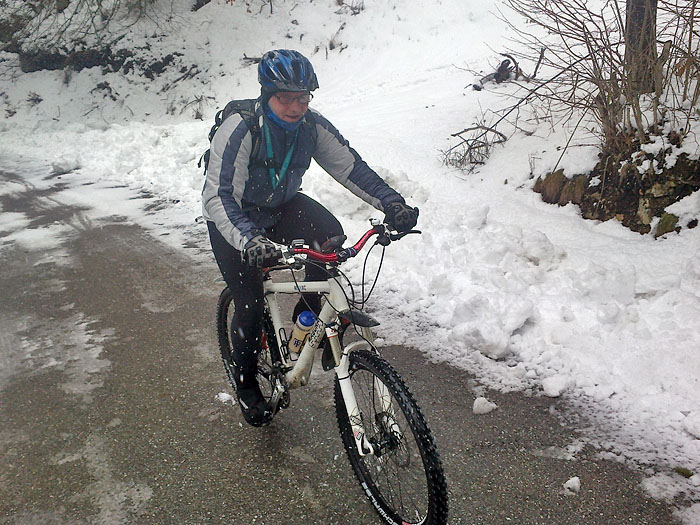 Der Untergrund wechselt von Asphalt ...