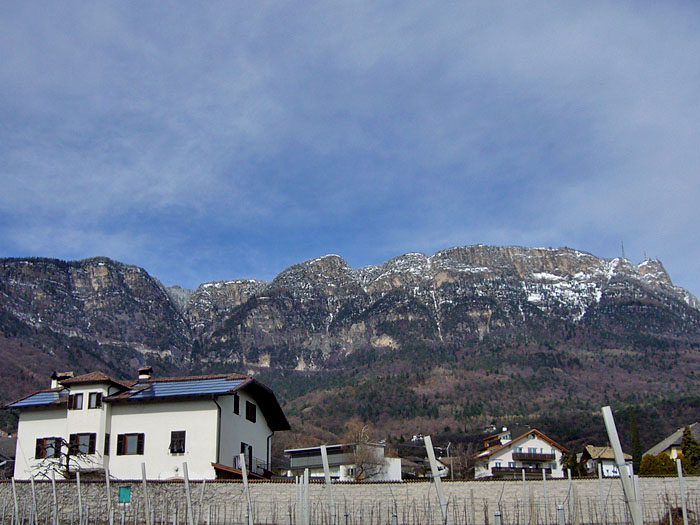 Blauer Himmel und etwas Schnee, dort oben waren wir gestern