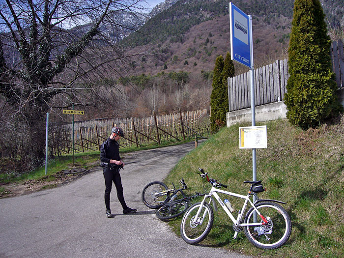 Nein, wir fahren nicht mit dem Bus, wir ziehen nur die Jacken aus ;-)