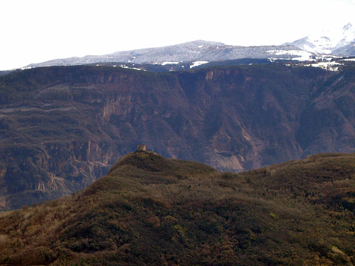 Leuchtenburg vor Bergmassiv