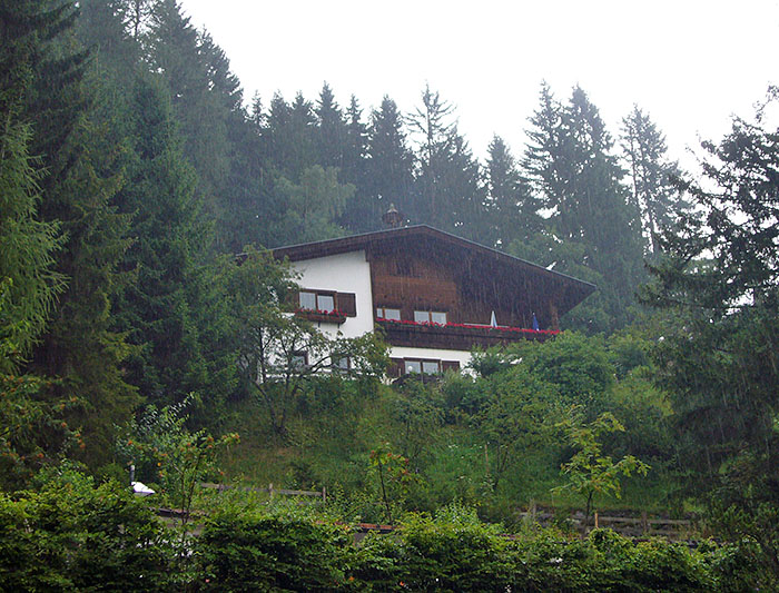 Bei einem Kaffee warten wir den Schauer ab