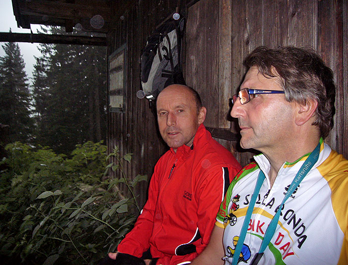 ... sitzen halbwegs trocken ...