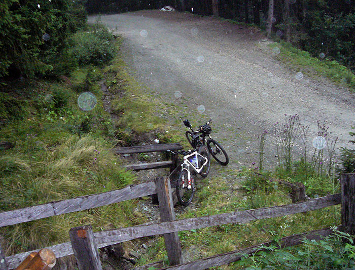 ... die Bikes m&uuml;ssen im Nassen stehen