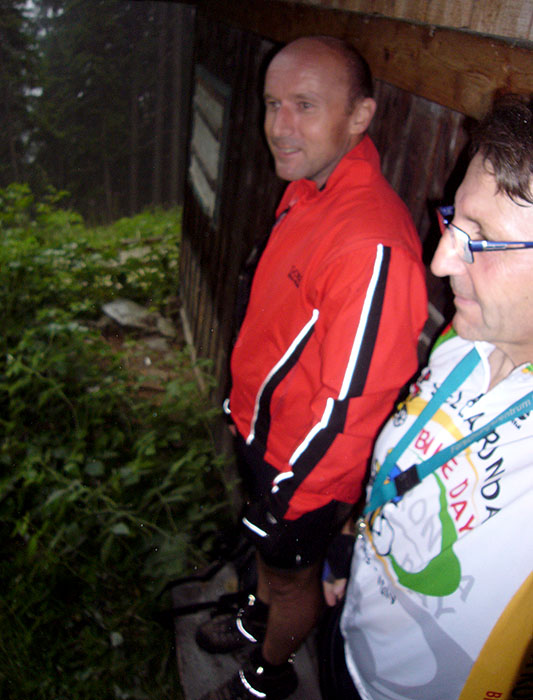 Da hilft uns nur noch auf die Bank stellen, damit die F&uuml;&szlig;e halbwegs trocken bleiben