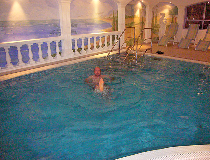 Abschluss im Hotelpool