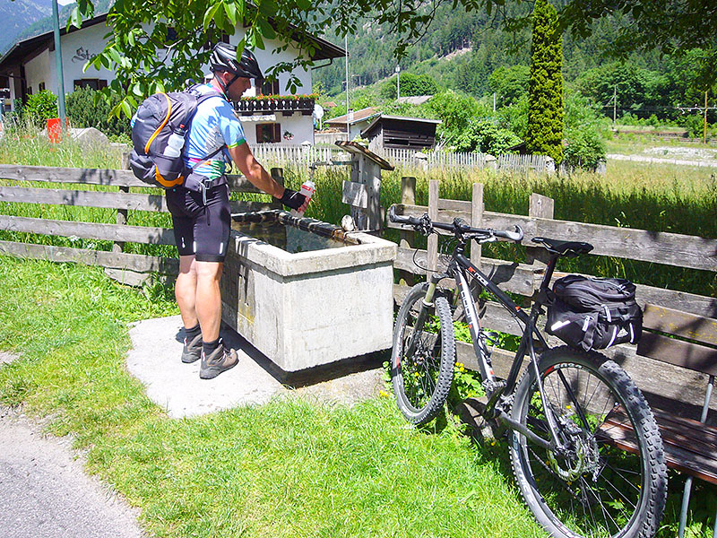 Endlich ein Brunnen, um die Getränkeflaschen nachzufüllen