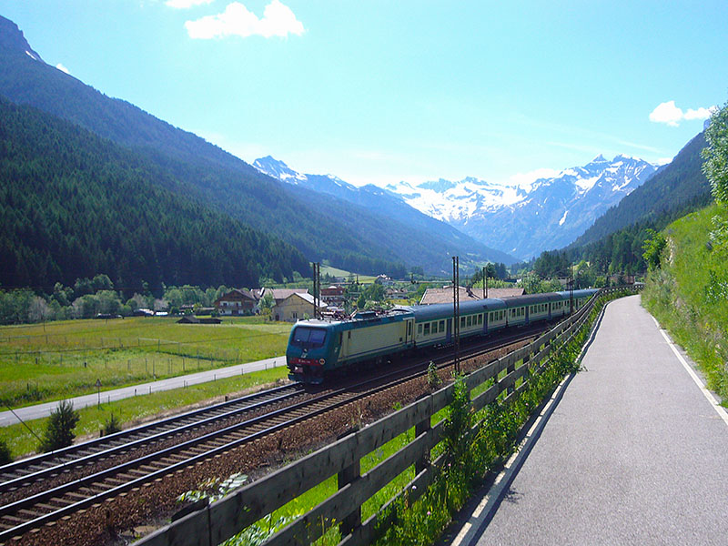 ... und führt auf einer alten Eisenbahntrasse nach oben