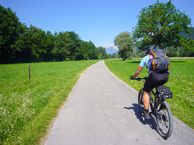 ... fahren wir auf dem Radweg nach Telfs