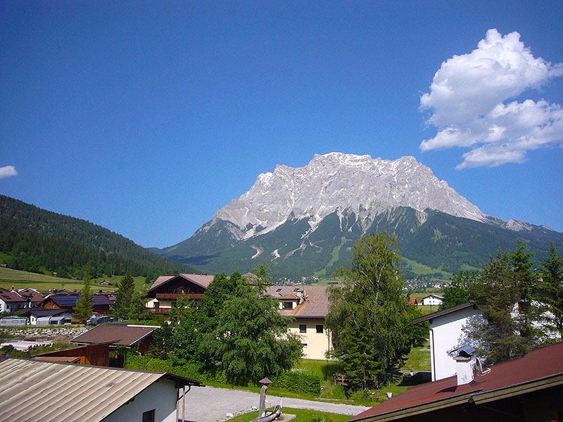 Vom Balkon unserer Unterkunft aus, sehen wir sie von vorne