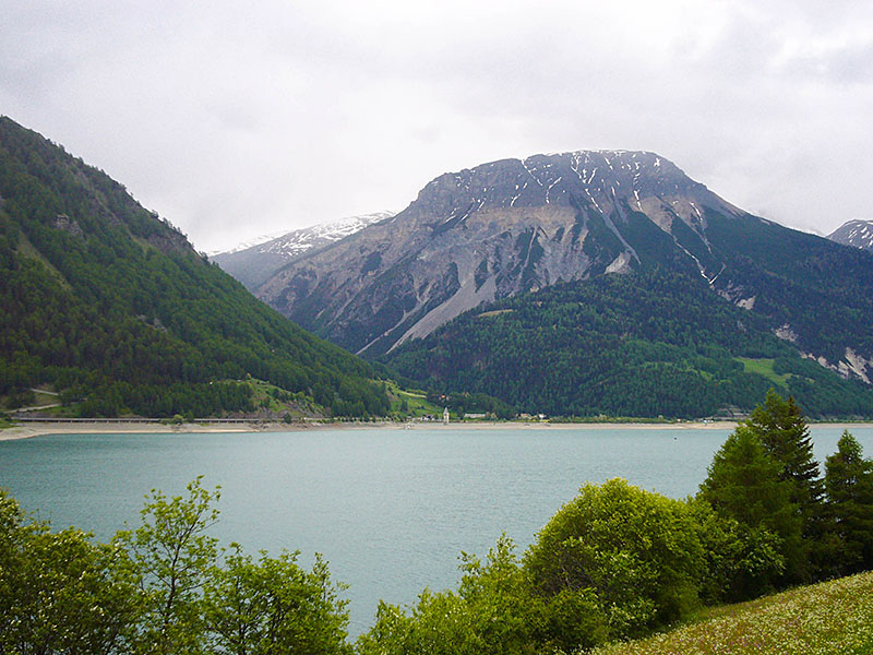 Die bekannte Kirchturmspitze des Dorfes Alt-Graun ...