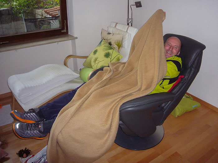 Reini f&uuml;hlt sich im Opasessel wohl ;-)