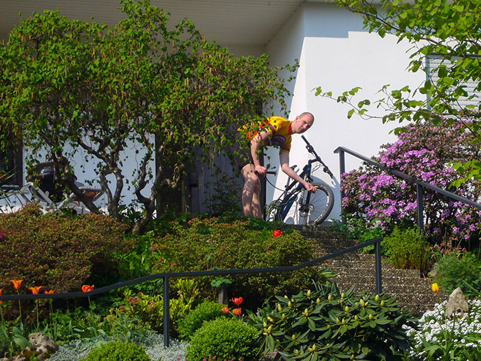 Bj&ouml;rn pumpt die Reifen auf - pff, mit Luft kann ja jeder fahren ;-)