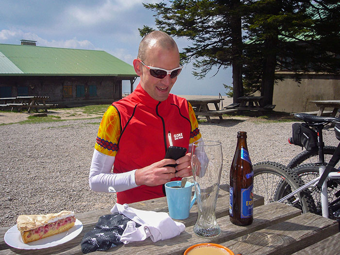 Bj&ouml;rn f&auml;hrt zweigleisig, Bier und Kuchen ;-)