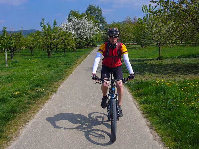 Fahrt durch die bl&uuml;henden Obstplantagen
