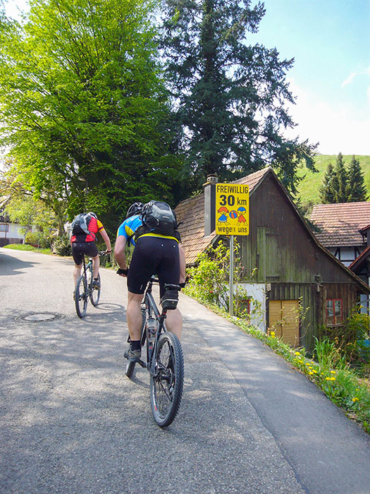 Wir strengen uns ja schon an, aber bei 18 % Steigung sind keine 30 km/h drin ;-)
