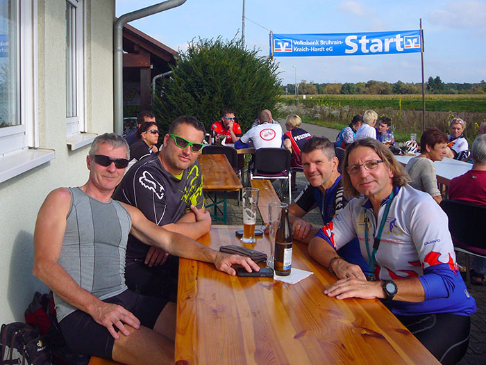 Unser Team mit mit isotonischen Getr&auml;nken ;-)