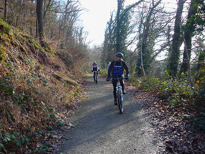 Klaus schaut nach dem falsch abgebogenen Daniel