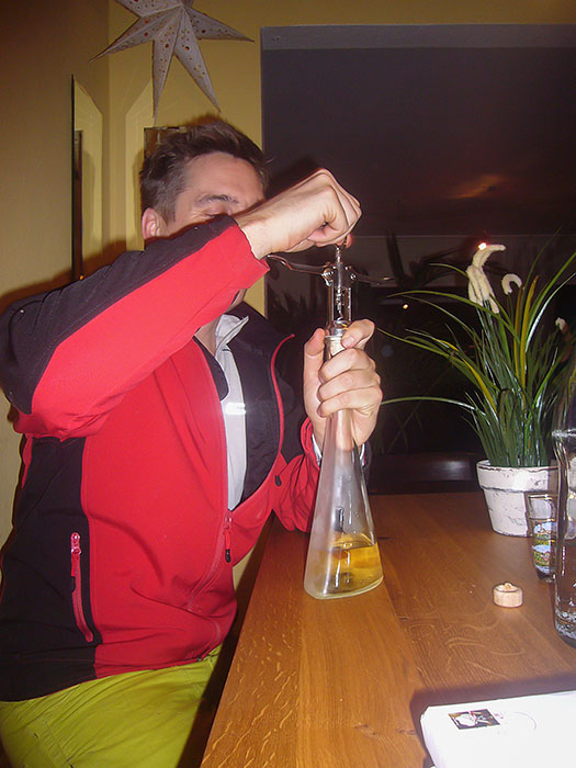 Jetzt werden die Schnapsflaschen schon mir 'nem Korkenzieher aufgemacht ;-)