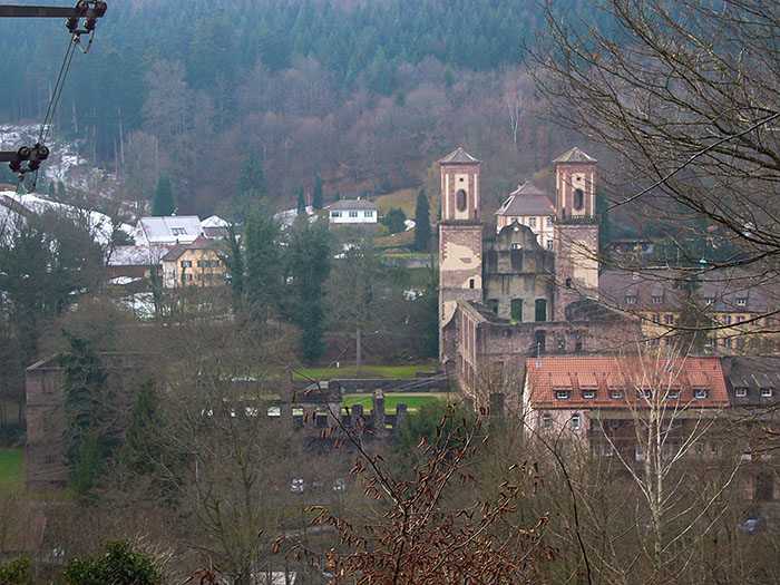 Frauenalb mit etwas Schnee im Hintergrund