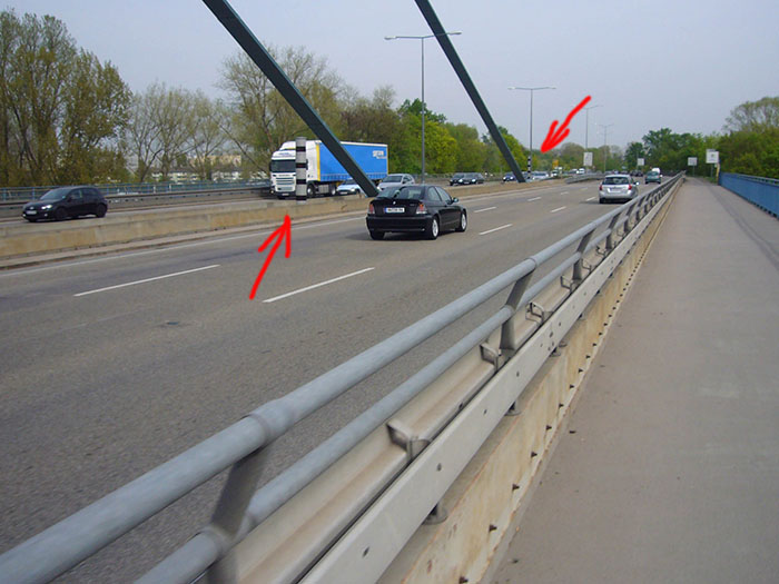 Auf der Karlsruher Rheinbr&uuml;cke, wegen der vier Blitzkisten auch "Gelbf&uuml;&szlig;ler Mautstrecke" genannt ;-)