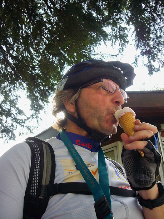 Noch ein Eis in Ettlingen. Zucker, damit ich den Berg nach Busenbach hochkomme ;-)