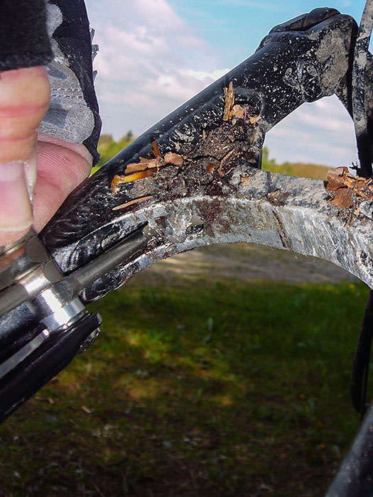 Ein Stein hat sich zwischen Schwinge und Hinterrad eingenistet