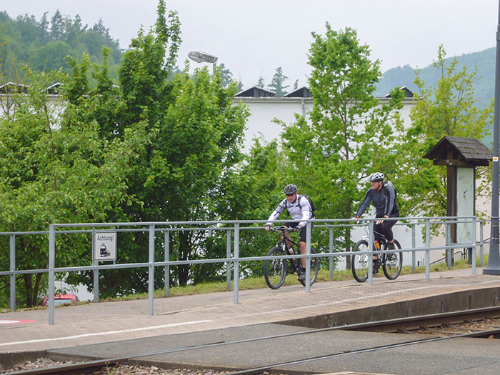 Reini und Waldi kommen am Treffpunkt an