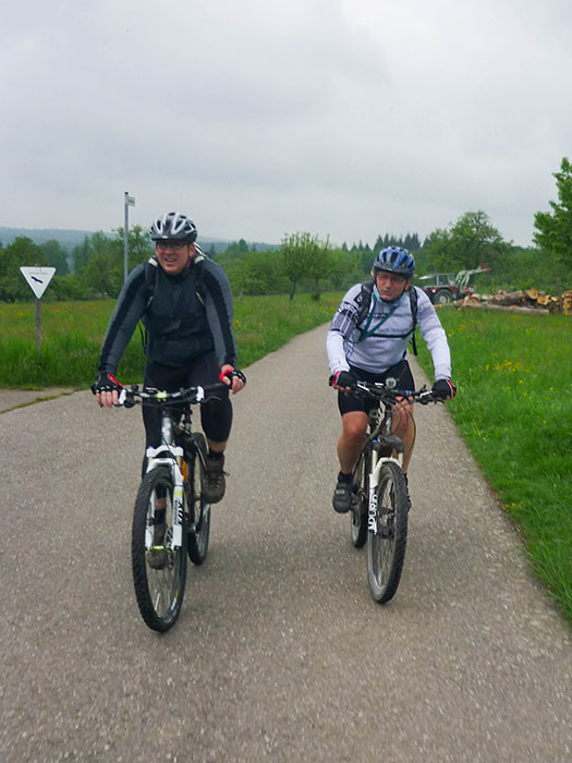 ... fahren wir den grauen Wolken entgegen