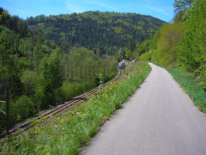 Der Weg f&uuml;hrt parallel zur S-Bahn Strecke