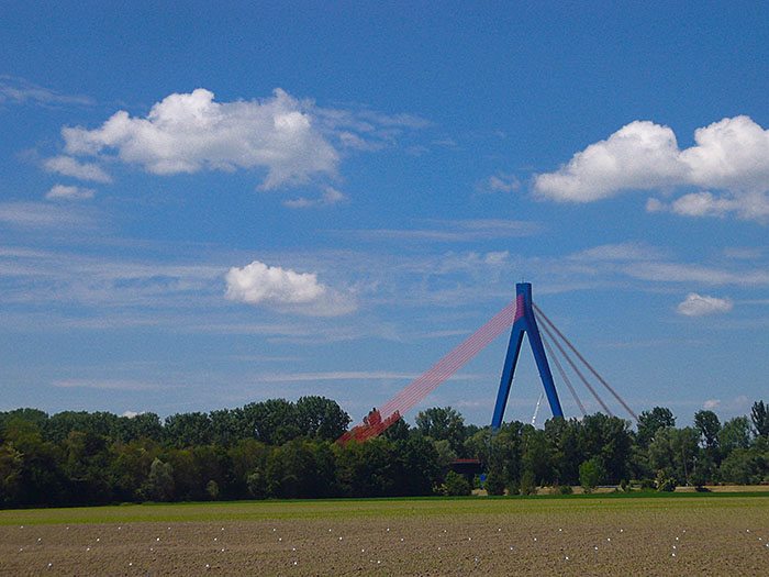 Eine sogenannte einh&uuml;ftige Schr&auml;gseilbr&uuml;cke