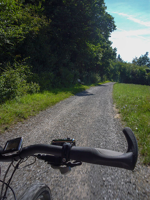 ... geht es auf Schotter bergab