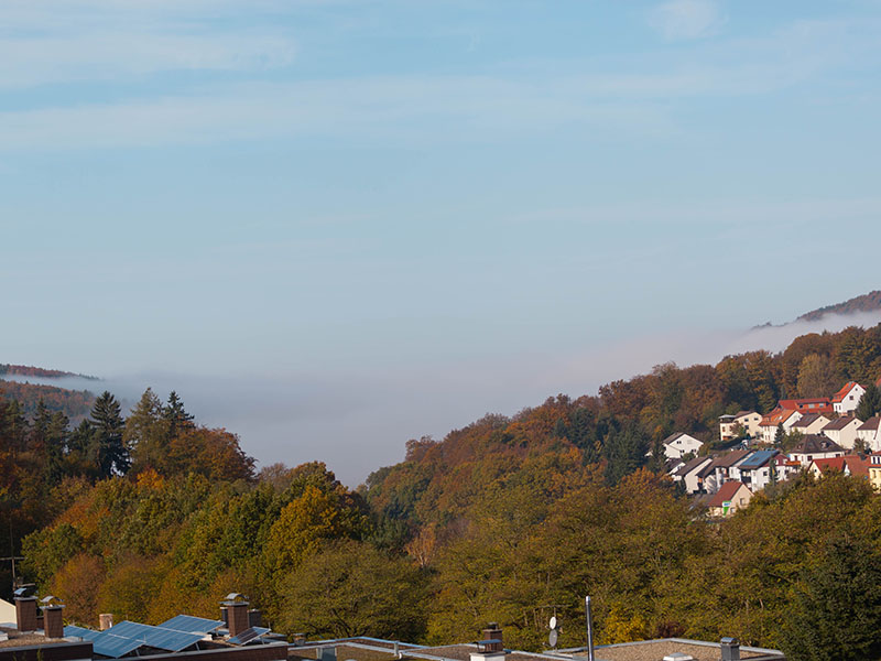 Eine Nebelwand schiebt sich aus dem Albtal nach Busenbach hinauf ...
