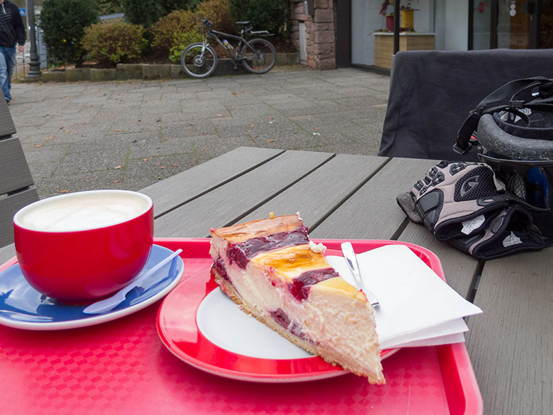 Im Caf&eacute; in Bad Herrenalb: Ich feiere schon mal vor ;-)