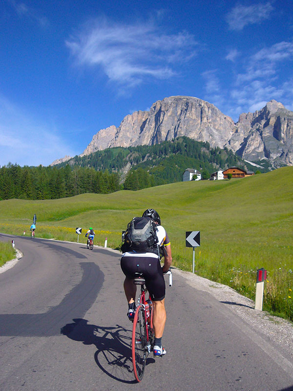 Zuerst geht es zum Gr&ouml;dner Joch hinauf