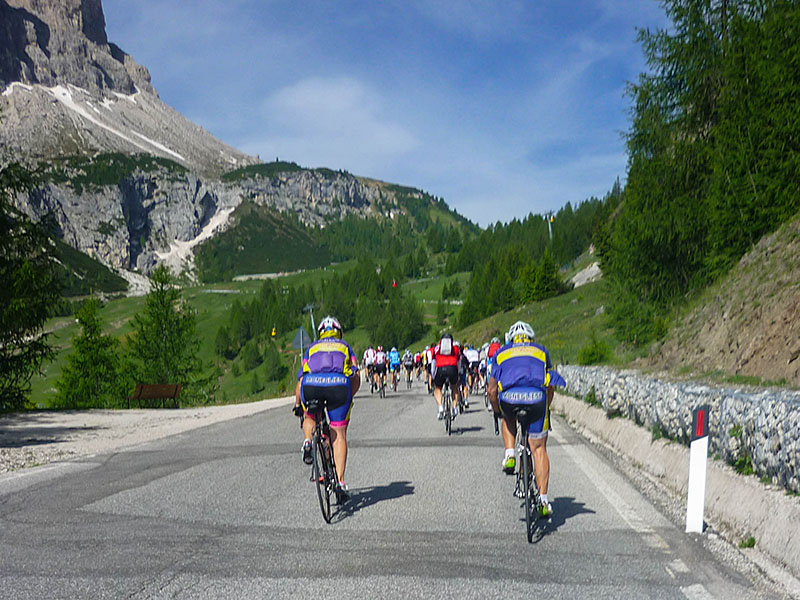 Die ersten Kehren kommen in Sicht ...