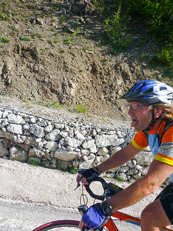 ... hoffentlich kommt die Zunge nicht in die Kette ;-)