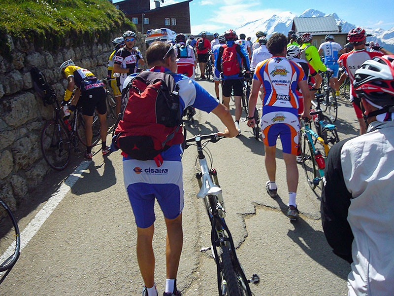 Auf den Passh&ouml;hen bleiben viele Fahrer mitten auf dem Weg stehen, anstatt zur Seite zu gehen :-(