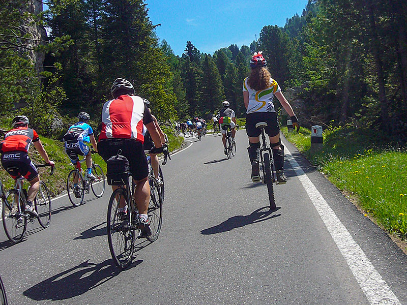 Auf einem Einrad die P&auml;sse rauf, Respekt!!!