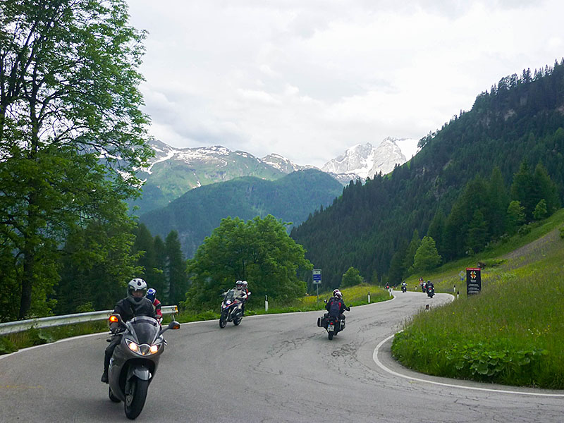 Auf der Auffahrt zum Passo Falzarego ist einiges los