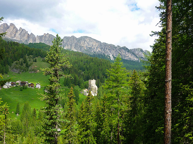 Ausblick auf das Castello di Andraz