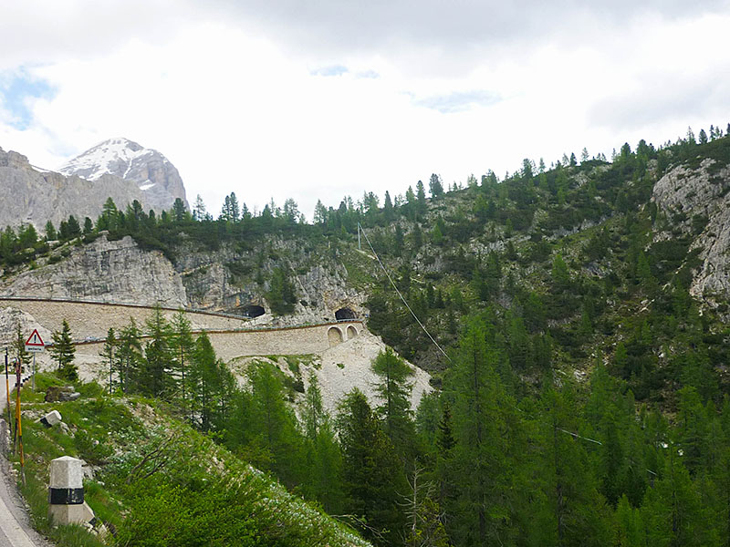 Die Tunnelkehre zum Falzarego hinauf